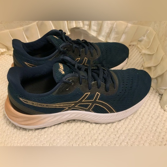 ASICS - Picture 4 of 10
